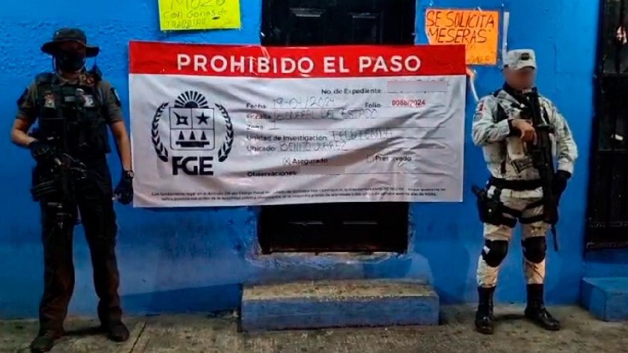 Elementos de la FGE resguarda el establecimiento donde fueron rescatadas las mujeres.