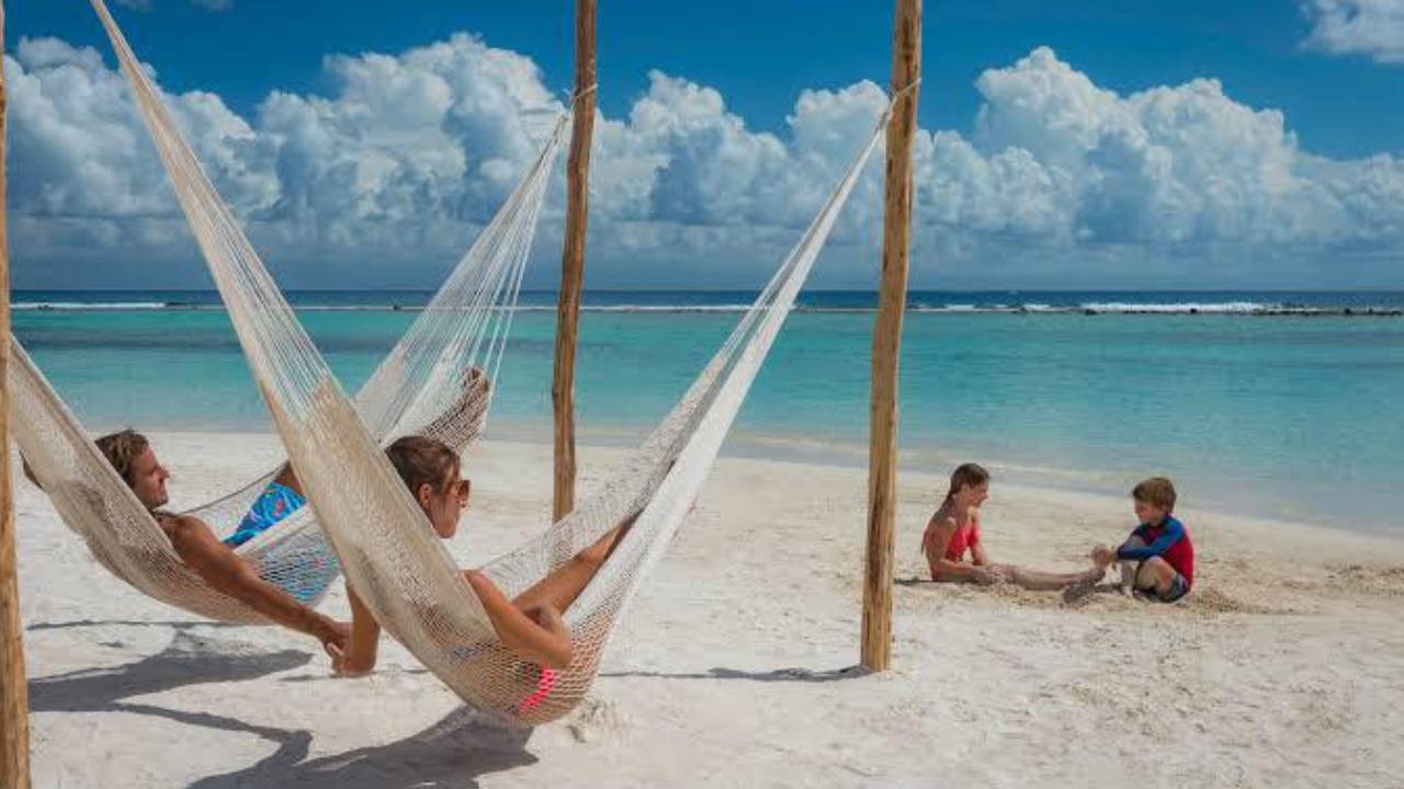 Turistas disfrutan de las costas de Mahahual.