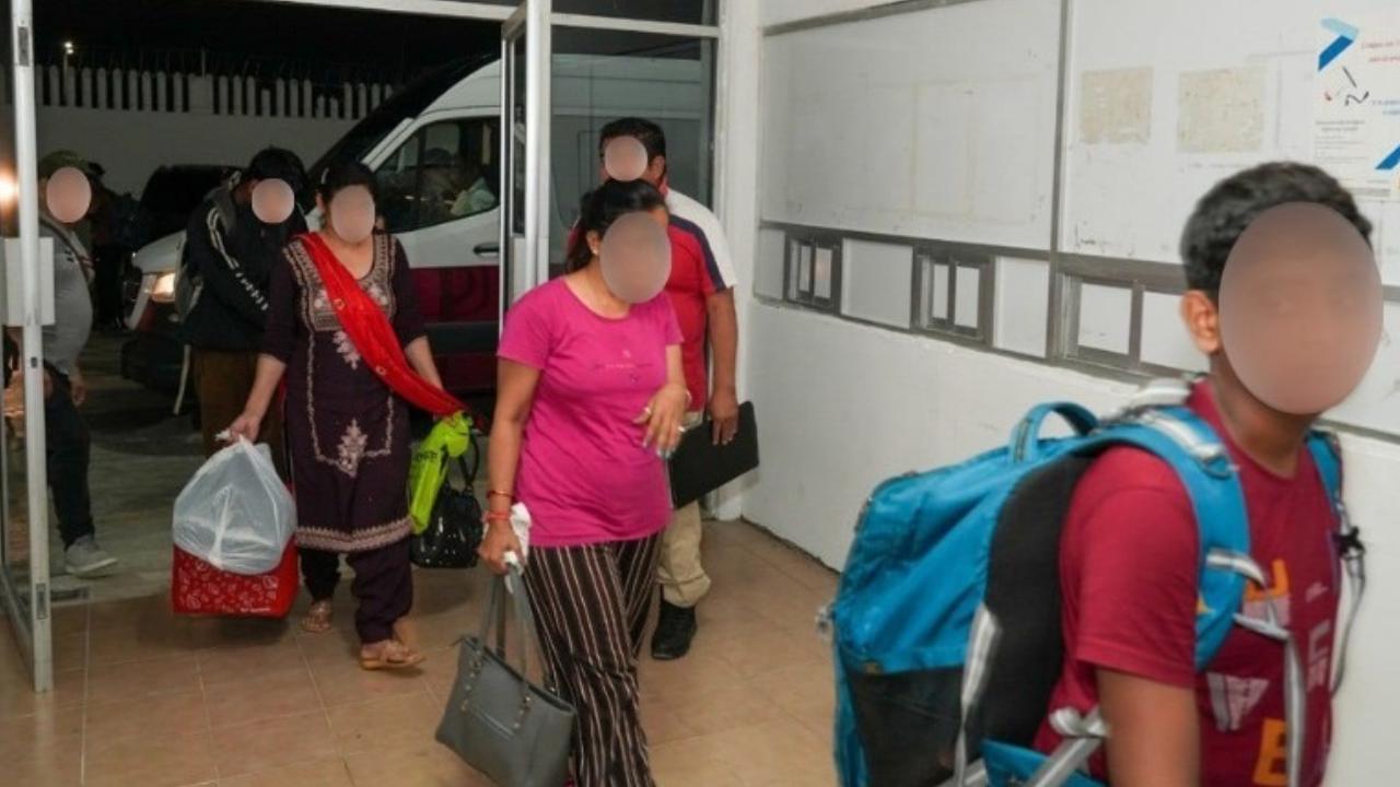 Migrantes rescatados en un hostal de Isla Mujeres.