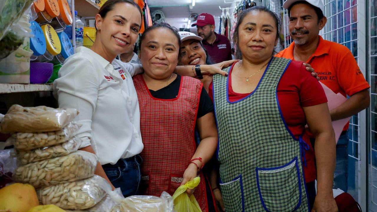 Recorrido de Ana Paty Peralta en el mercado El Parián.