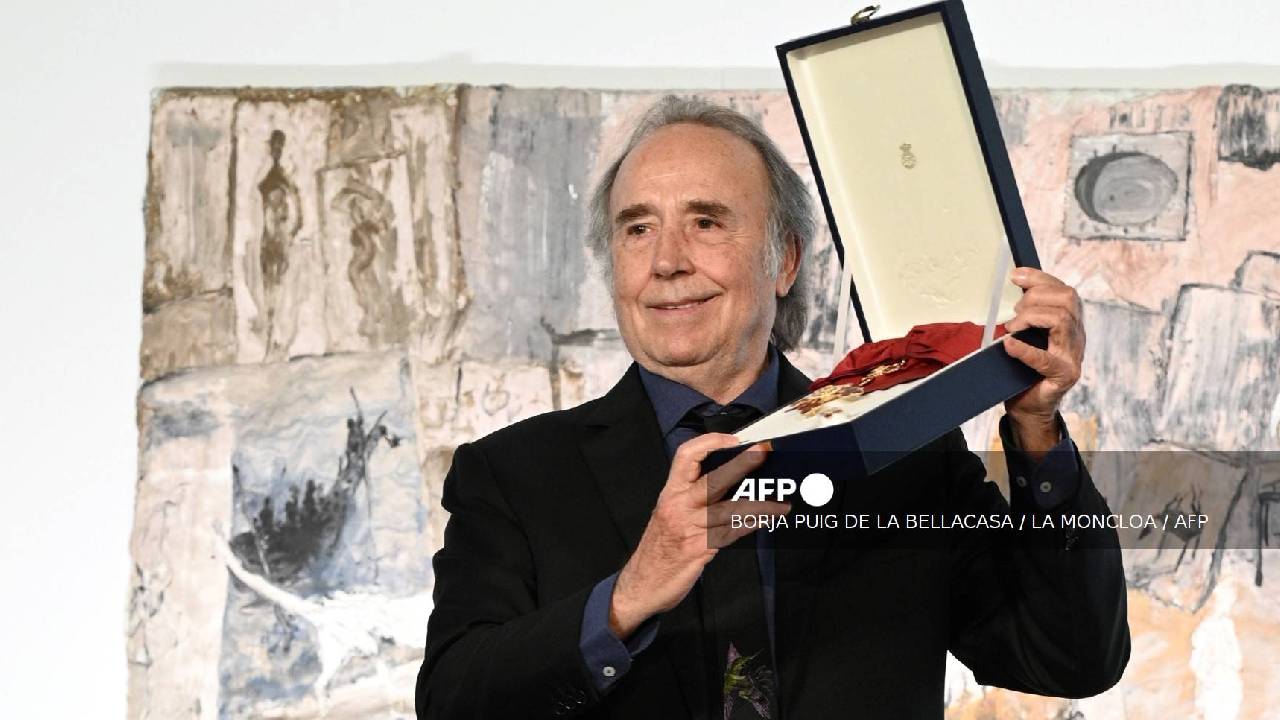 Joan Manuel Serrat posa tras recibir la Gran Cruz de la Orden Civil de Alfonso X el Sabio.