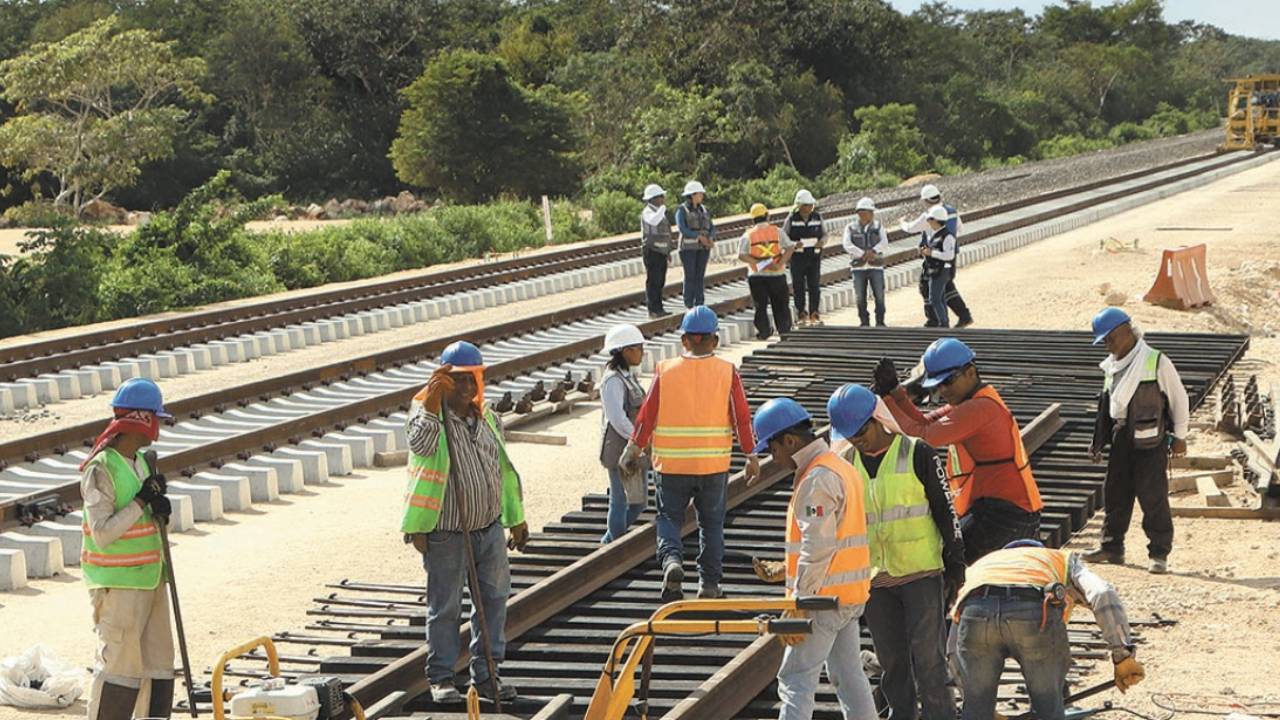 Trabajadores en las obras del Tren Maya.