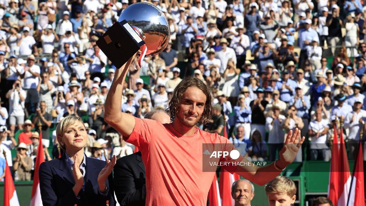 Stefanos Tsitsipas levanta el trofeo de ganador del Master 1000 de Montecarlo.