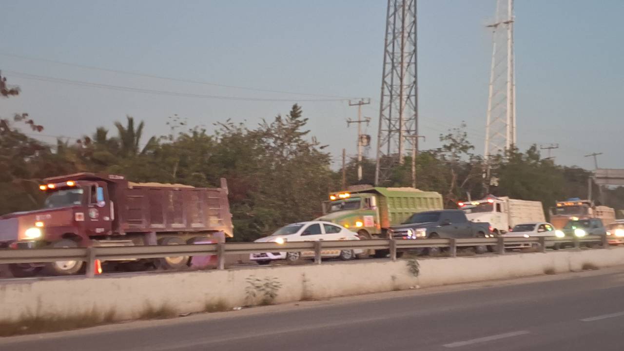 Volquetes al servicio del Tren Maya en Quintana Roo.