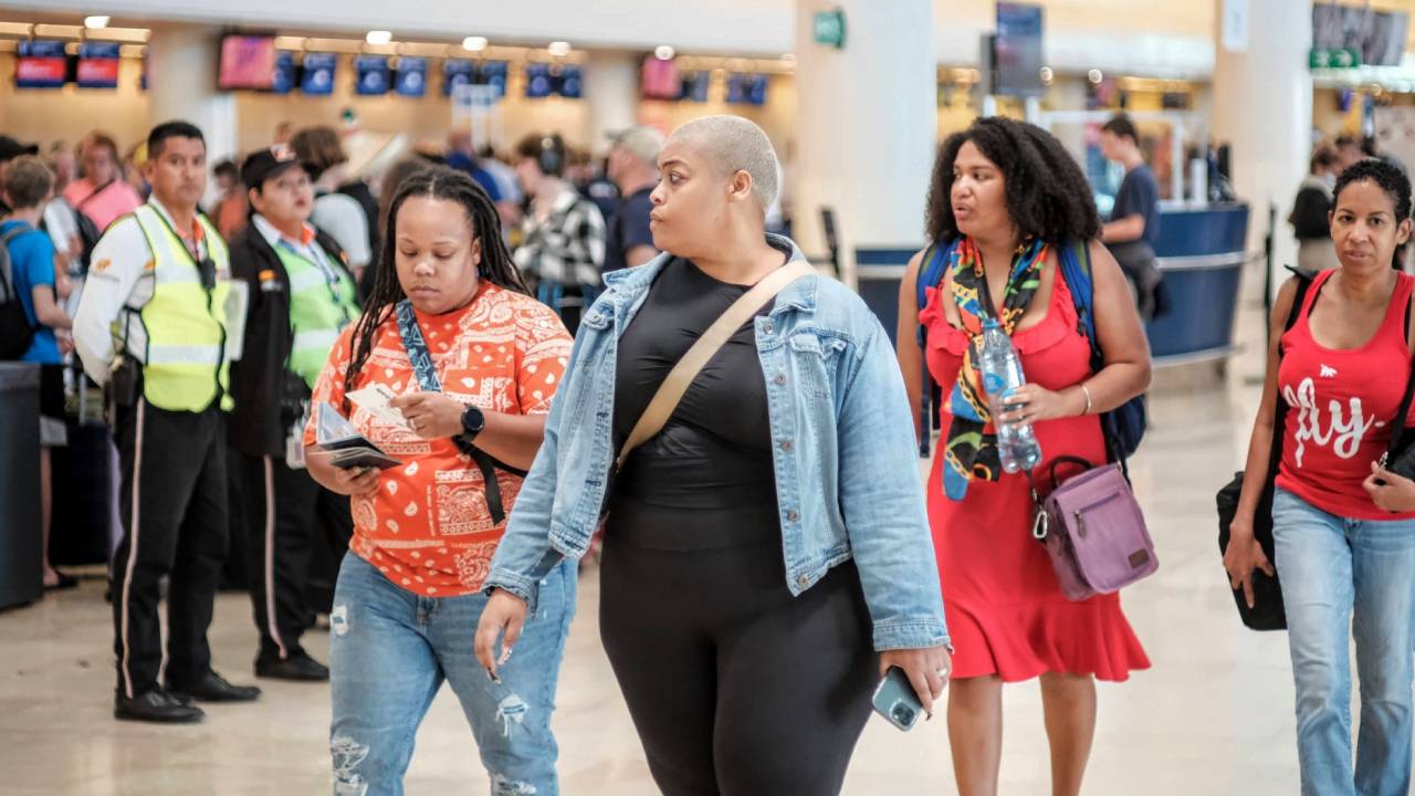 Turistas arriban al Aeropuerto Internacional de Cancún.