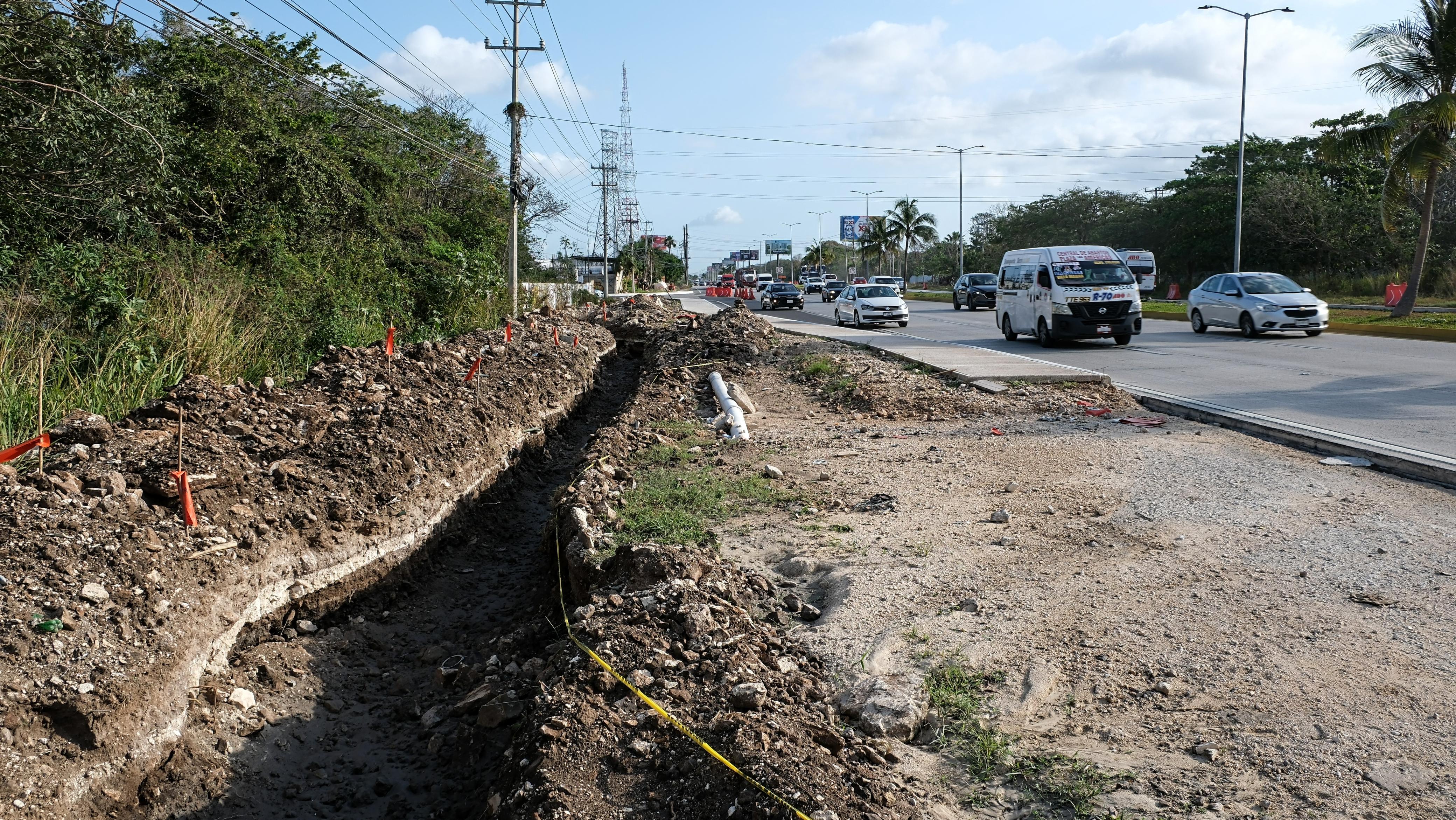 Trabajos de cableado subterráneo en el bulevar Colosio de Cancún.
