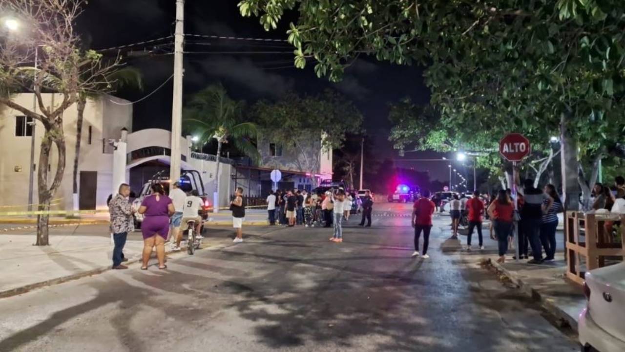 Área acordonada en calles de Playa del Carmen, tras el asesinato de un colaborador de Morena.