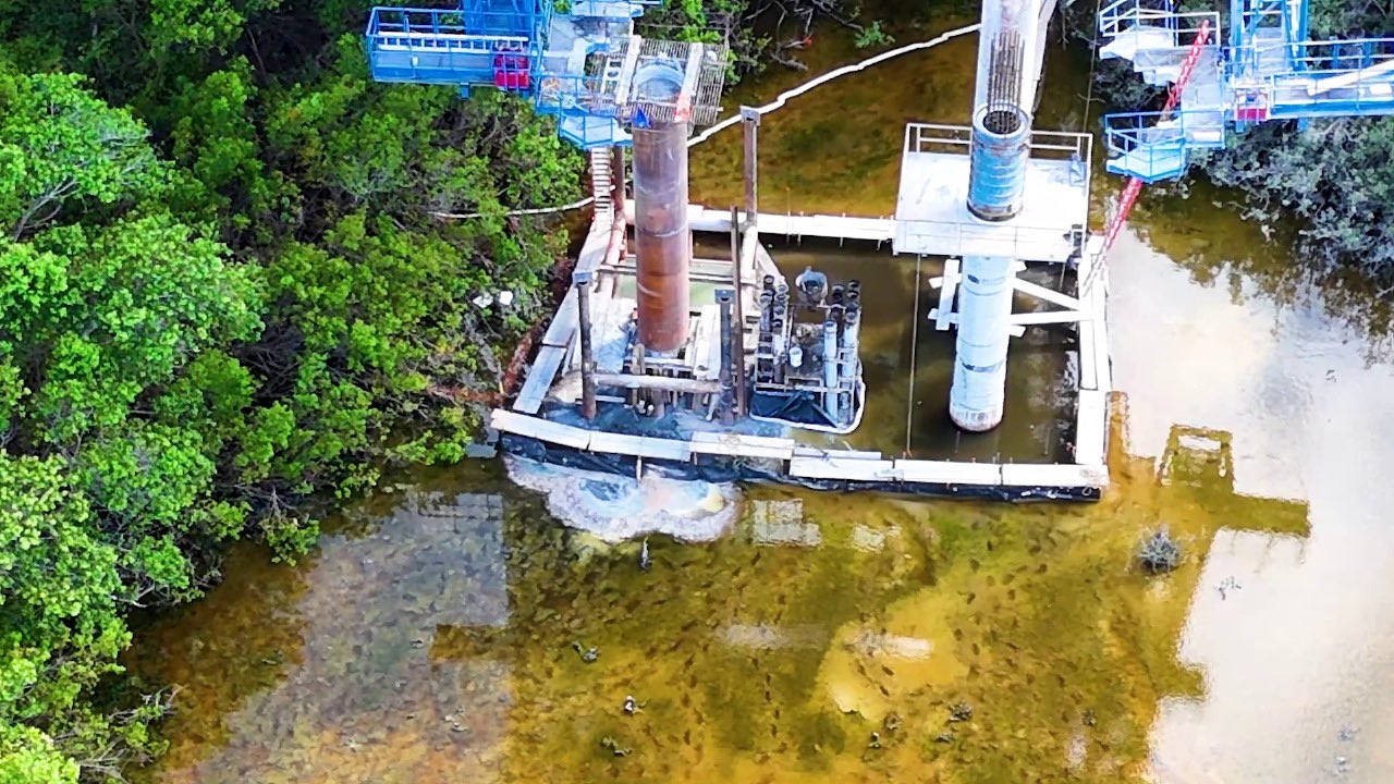 Toma aérea de un derrame de concreto junto a la zona de manglar, donde se construye un puente en Cancún.