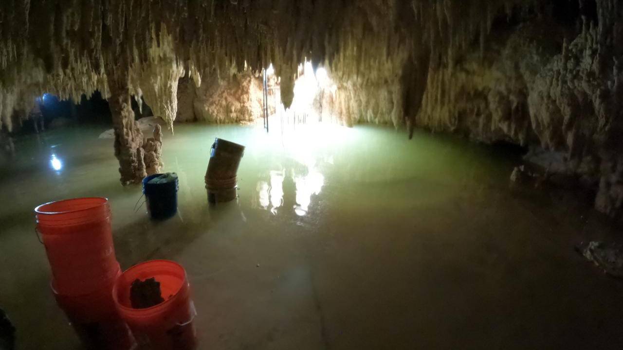 Cubetas empleada para sacar los restos de concreto de una cueva al paso del Tren Maya.