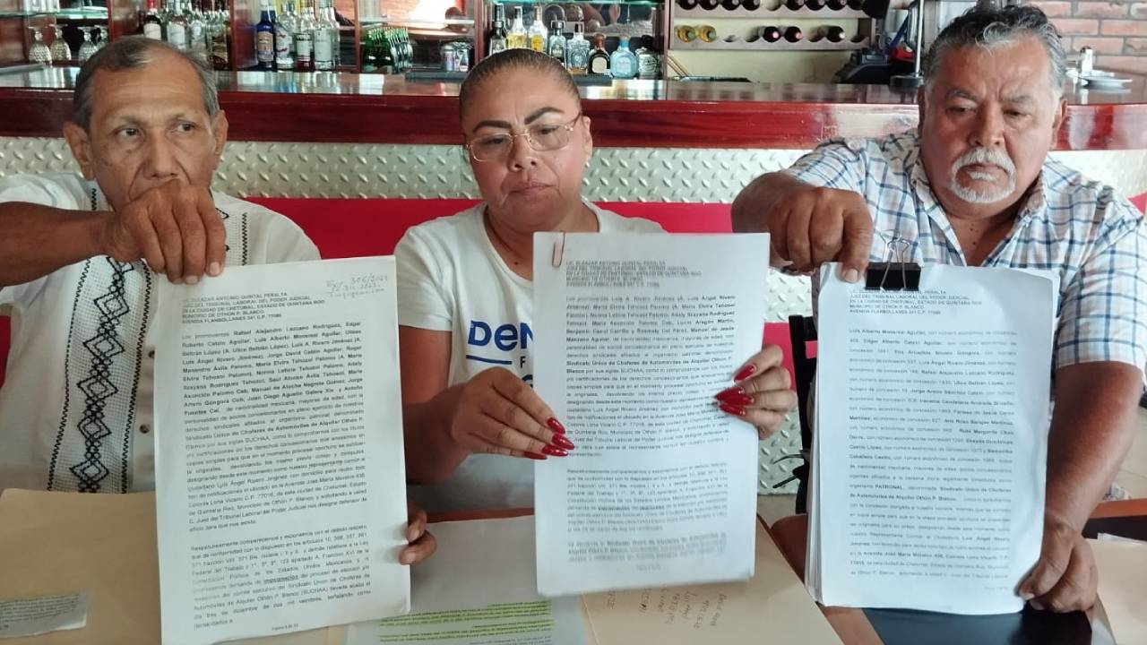 Conferencia de prensa de integrantes del sindicato de taxistas de Chetumal.