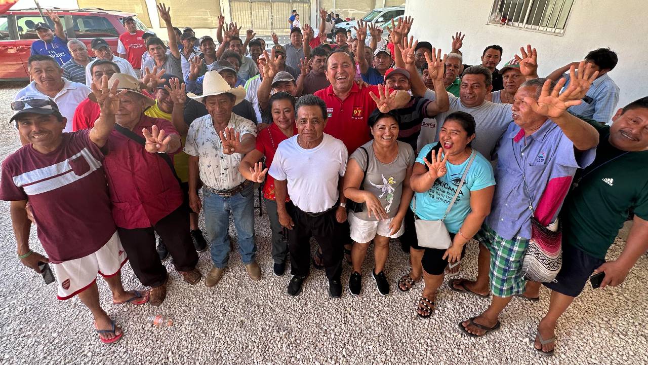 Josué Nivardo Mena se reunió con agricultores.