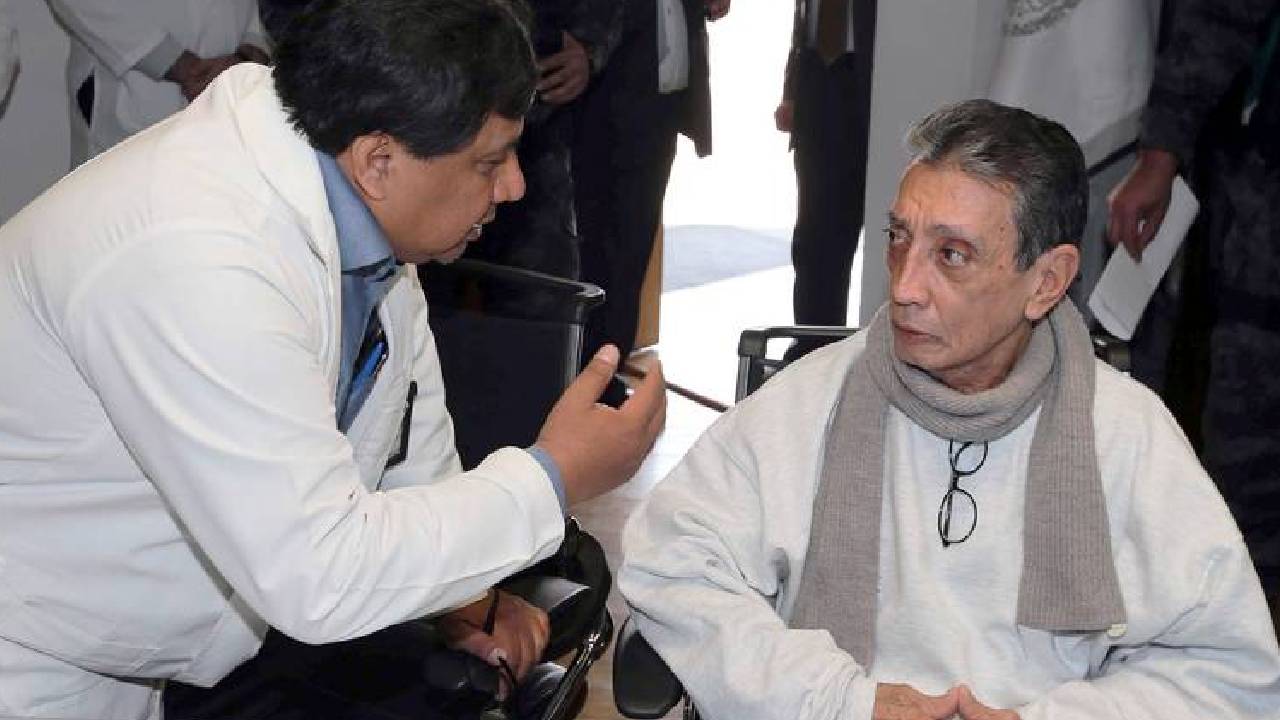 Mario Villanueva es revisado por un médico.