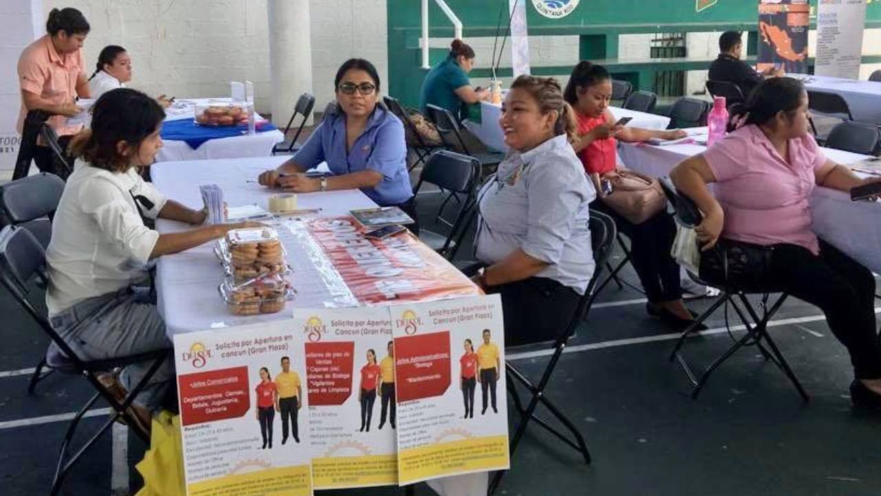 Feria laboral Ven y Empléate "Rosa", en la colonia Jacinto Canek.