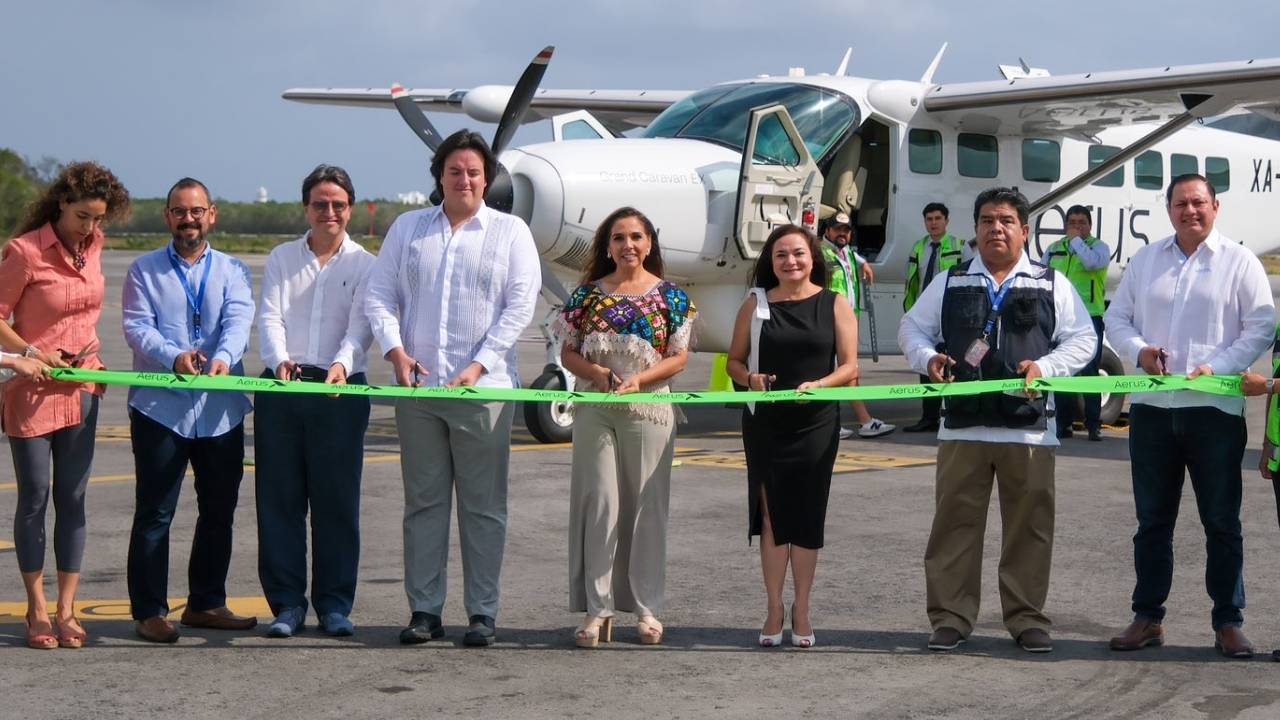 Corte de listón inaugural de la reconexión aérea Cancún-Cozumel.