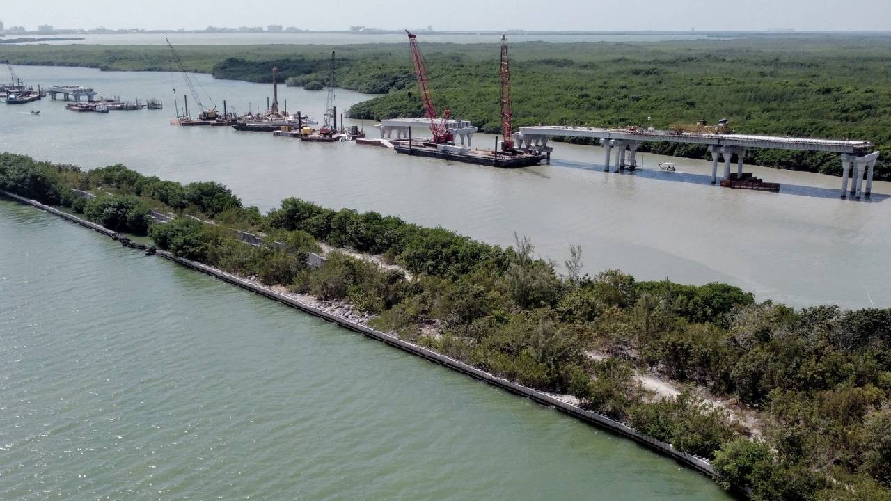 Construcción del Puente Lagunar Nichupté, en Cancún.