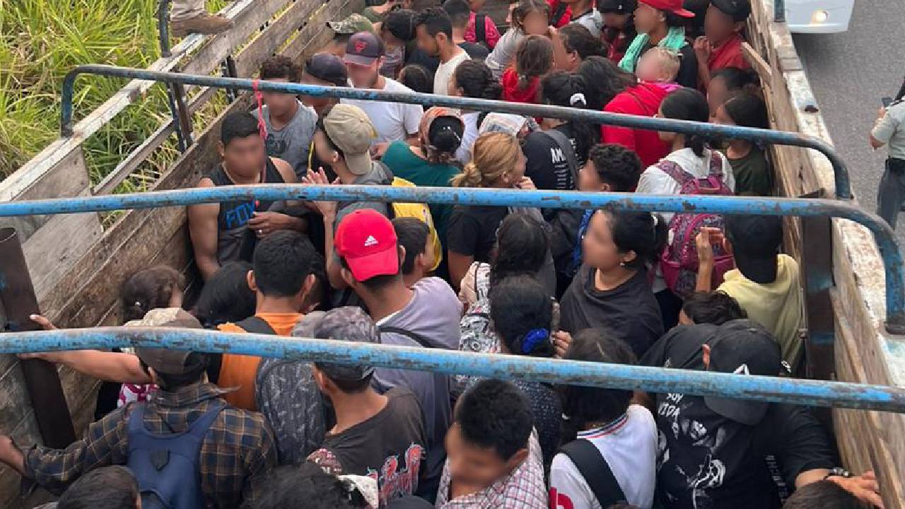 Rescatan a 72 migrantes hacinados en un tractocamión.