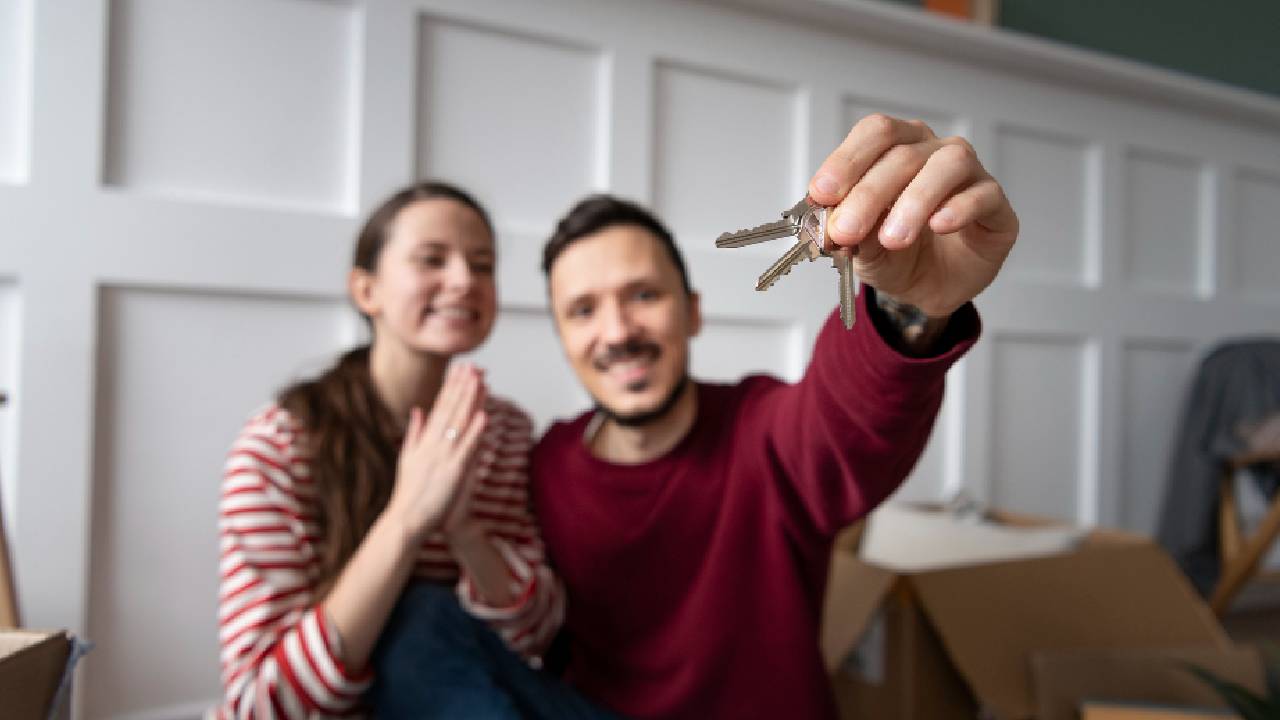 Foto de jóvenes con llaves de su nueva vivienda.
