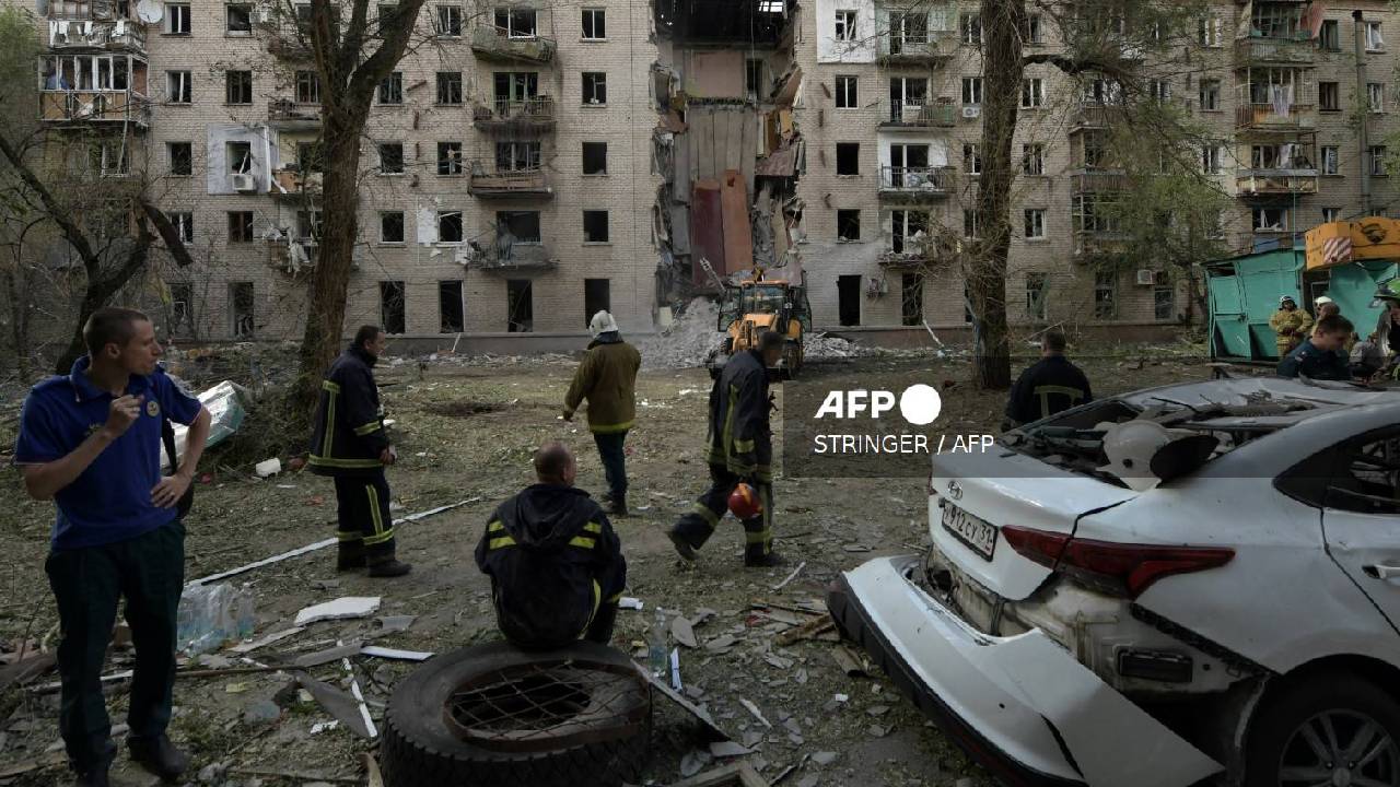 Los rescatistas trabajan en el lugar de un ataque con misiles en Lugansk, Ucrania controlada por Rusia.