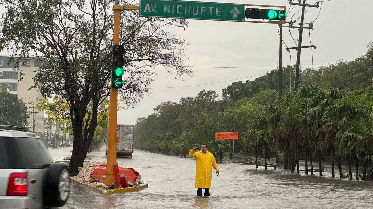 Cierres viales por lluvias en Cancún.