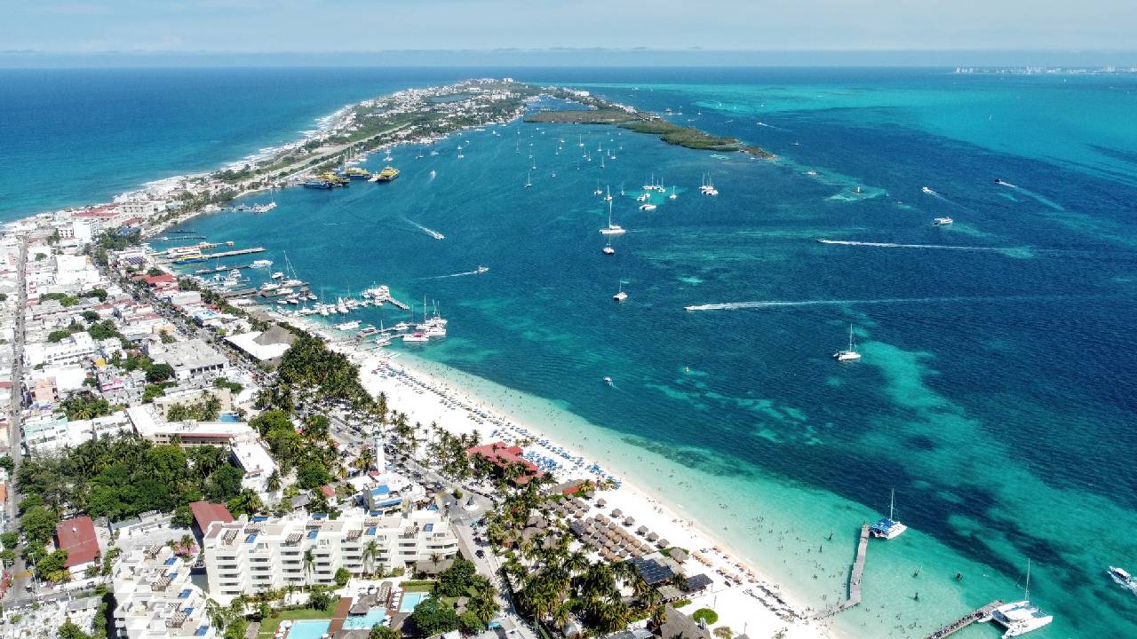 Cierran los puertos en Quintana Roo.