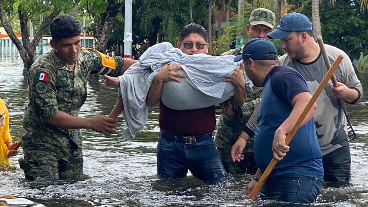 Evacúan a padre e hija en Chetumal.