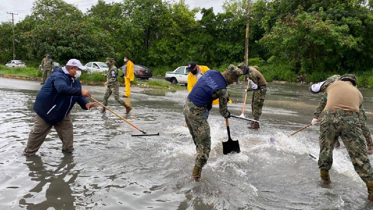 Elementos del Ejército Mexicano aplican su de respuesta ante fenómenos meteorológicos, en Cancún.