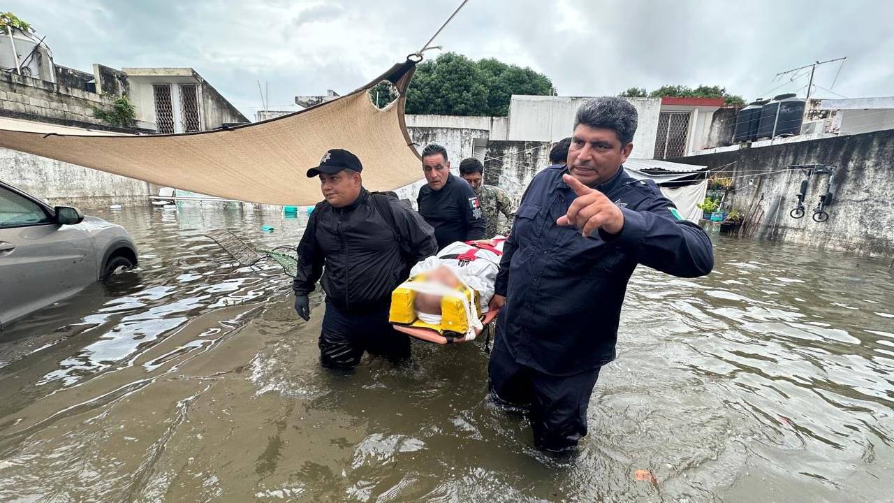 Evacuación de enfermo en Chetumal.