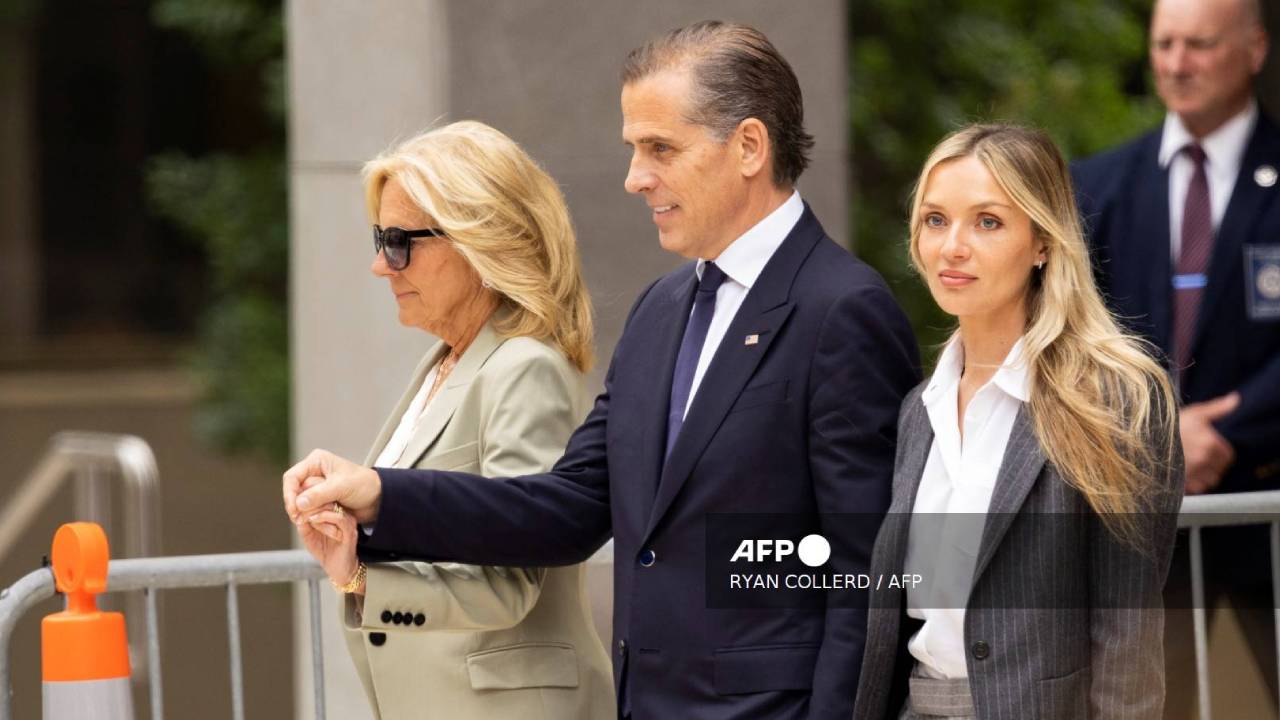 La primera dama de Estados Unidos, Jill Biden, Hunter Biden y su esposa Melissa Cohen Biden, abandonan el edificio federal J. Caleb Boggs en Wilmington, Delaware.