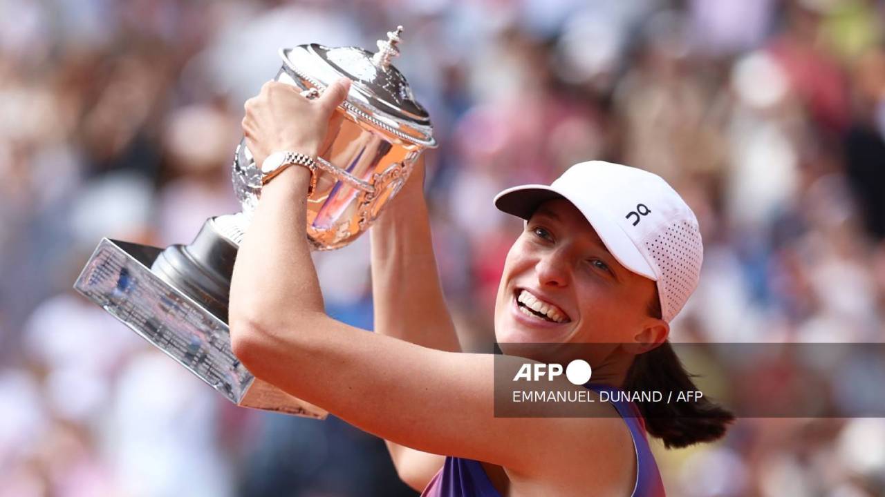 La polaca Iga Swiatek celebra con el trofeo tras ganar a la italiana Jasmine Paolini.