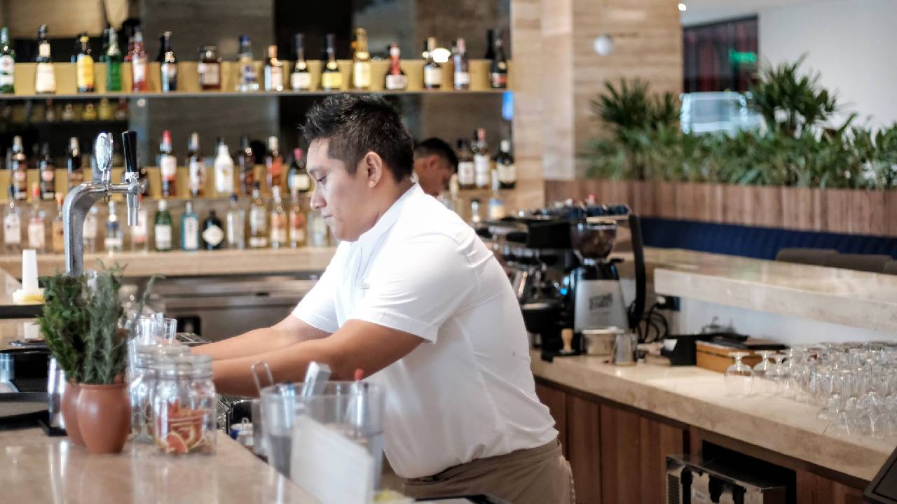 Los hoteleros ofrecen empleo.