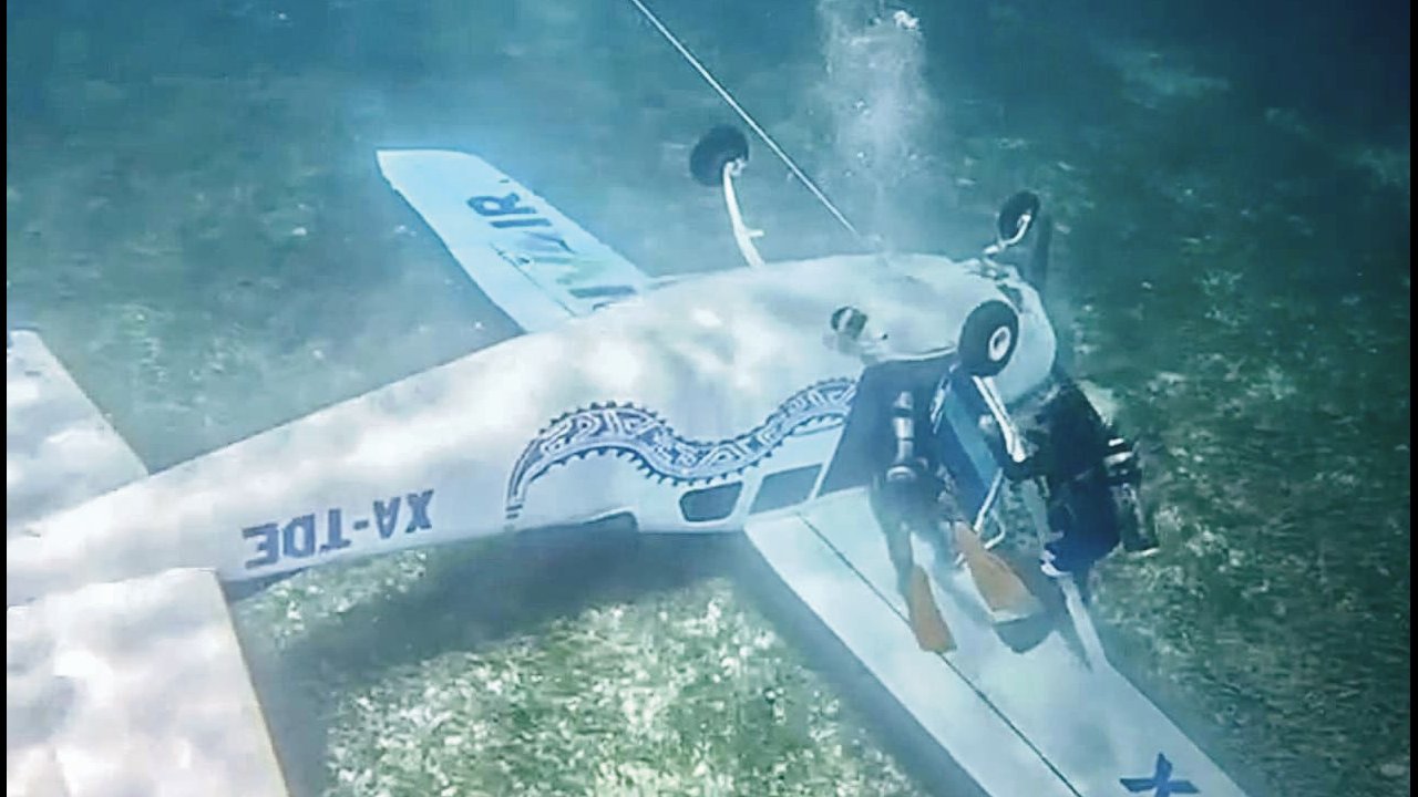 Avioneta desplomada en el mar de Cozumel.