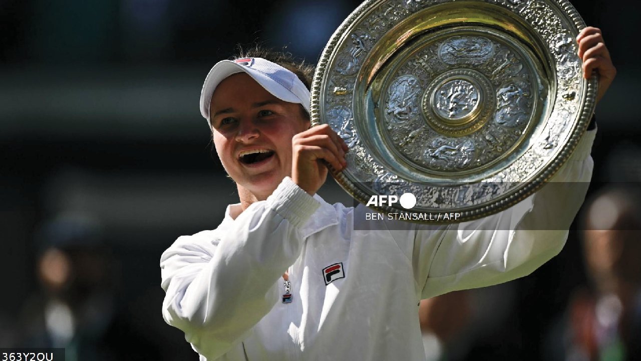 Barbora Krejcikova, de la República Checa, posa con el trofeo ganador, el Venus Rosewater Dish.