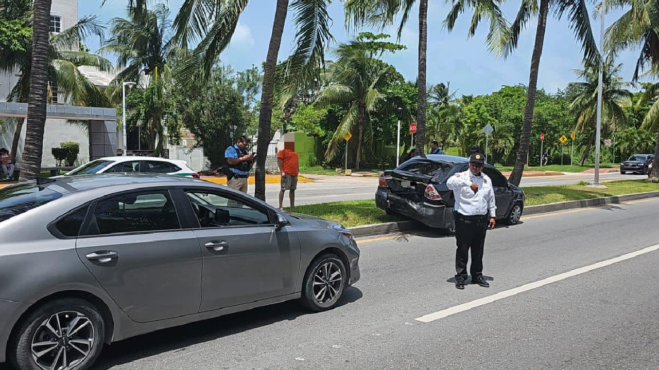 Un policía de tránsito aligera el tráfico vehicular en Cancún.