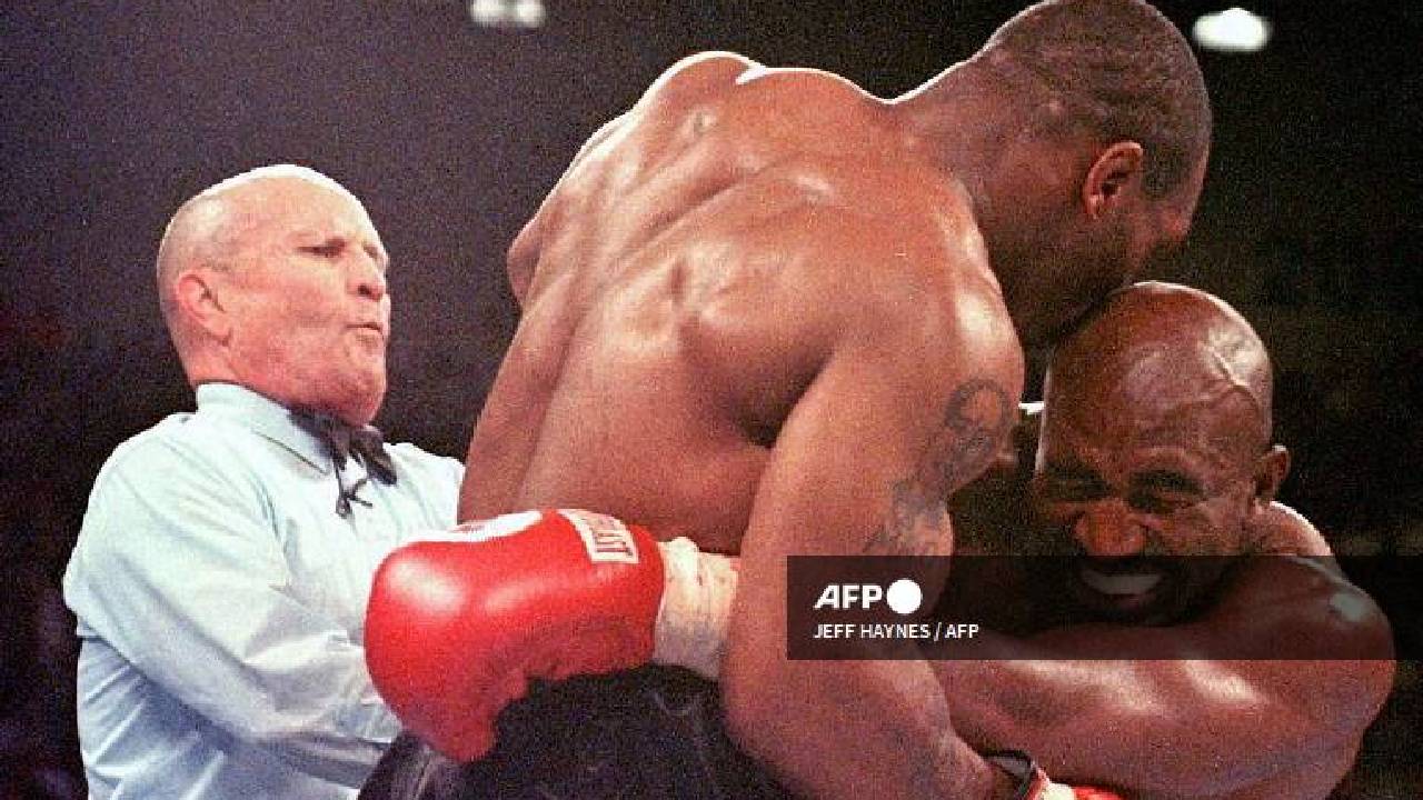 Mike Tyson muerte en la oreja a su contrincante, Evander Holyfield.