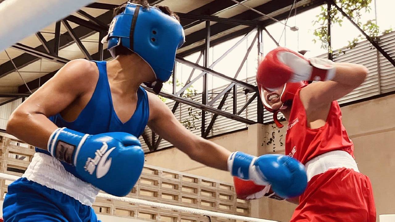 Jóvenes practicando boxeo.
