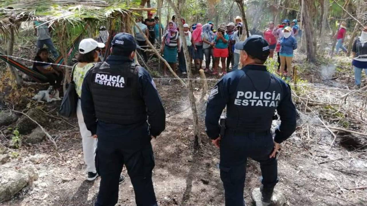 Elementos policiales acuden a un predio invadido en Mahahual.