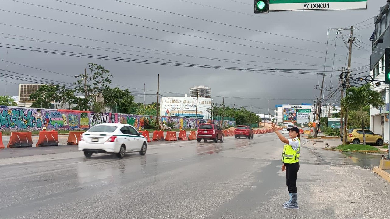 Un elemento de Vialidad dirige el tránsito en Cancún.