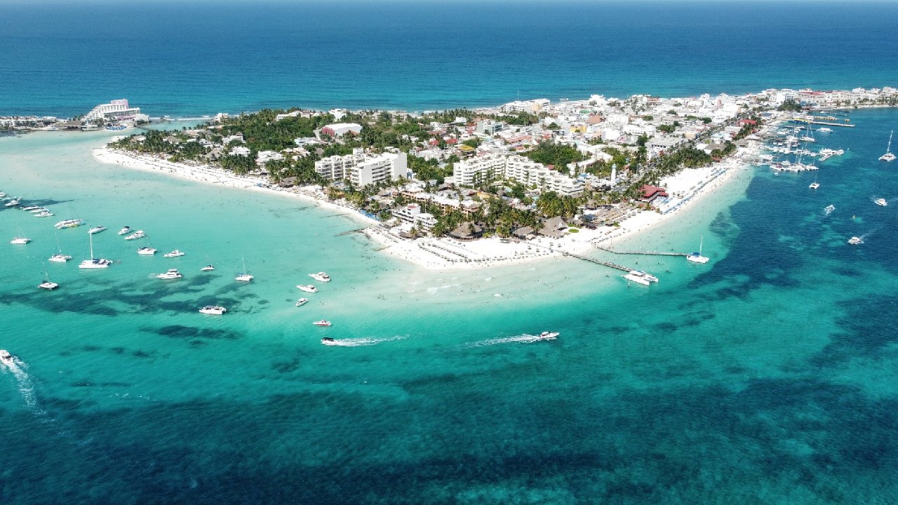 Fotografía aérea de una playa del Caribe Mexicano.