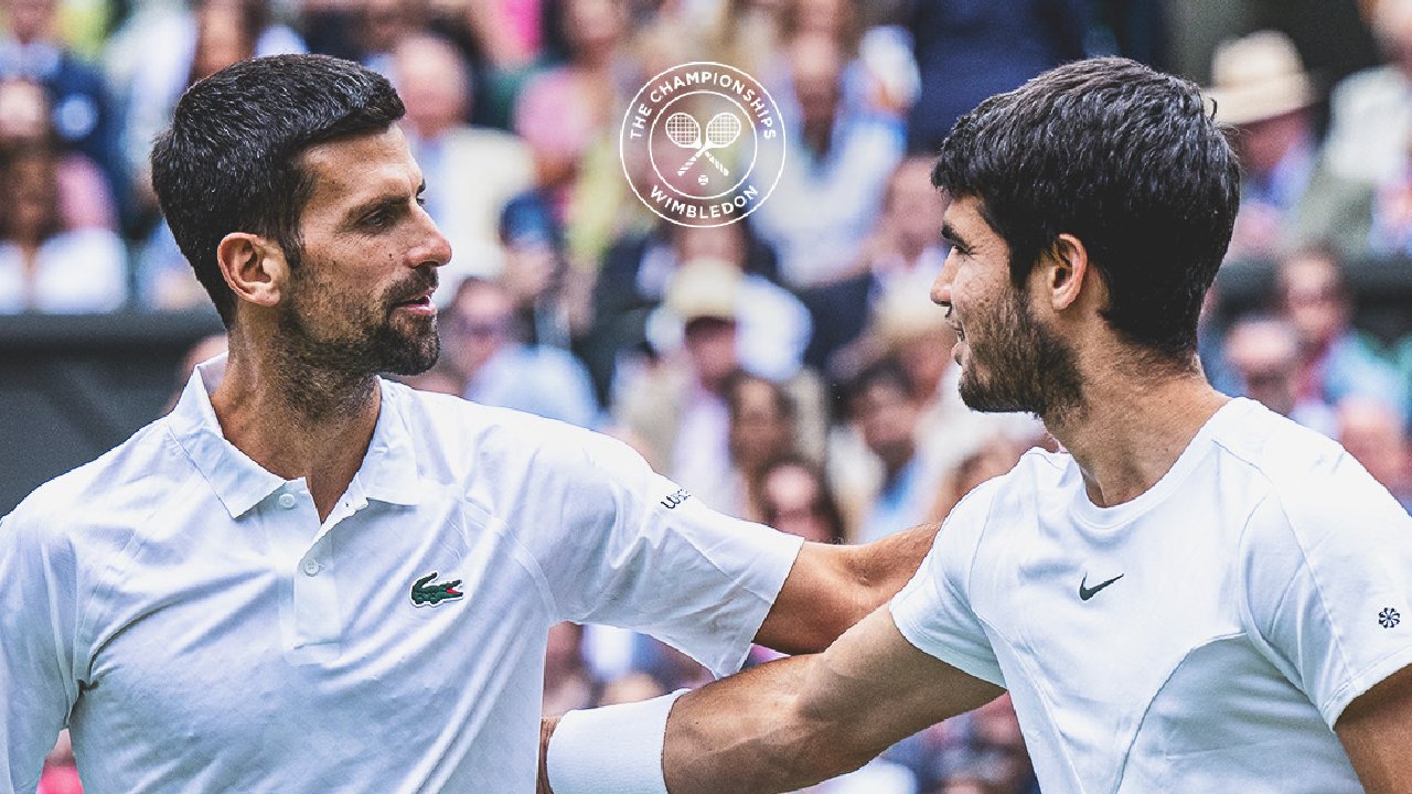 Alcaraz y Djokovic se saludan.