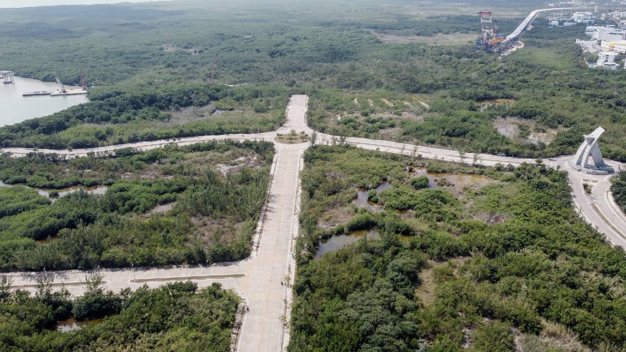 Recorre el Malecón Tajar en Cancún.