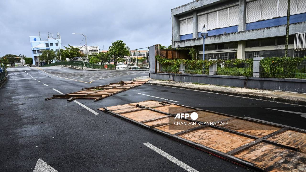 Beryl sigue su paso por el Caribe.