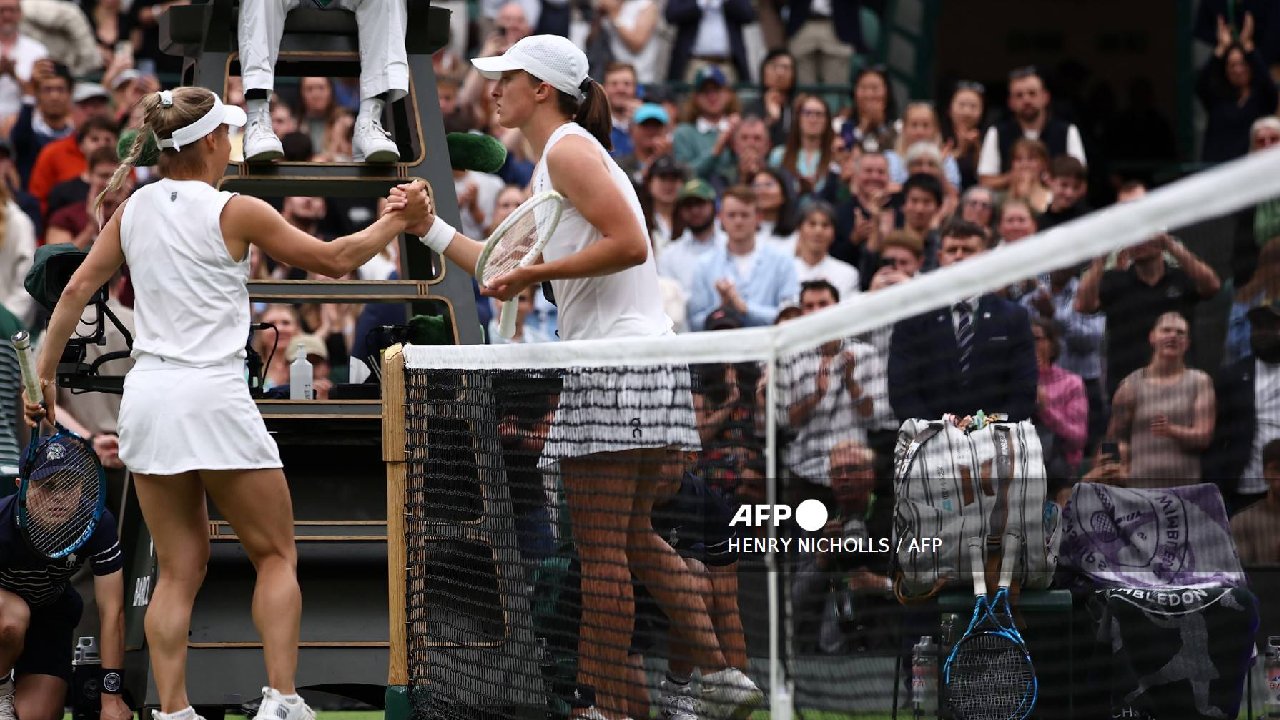 Iga Swiatek y Yulia Putintseva, en Wimbledon.