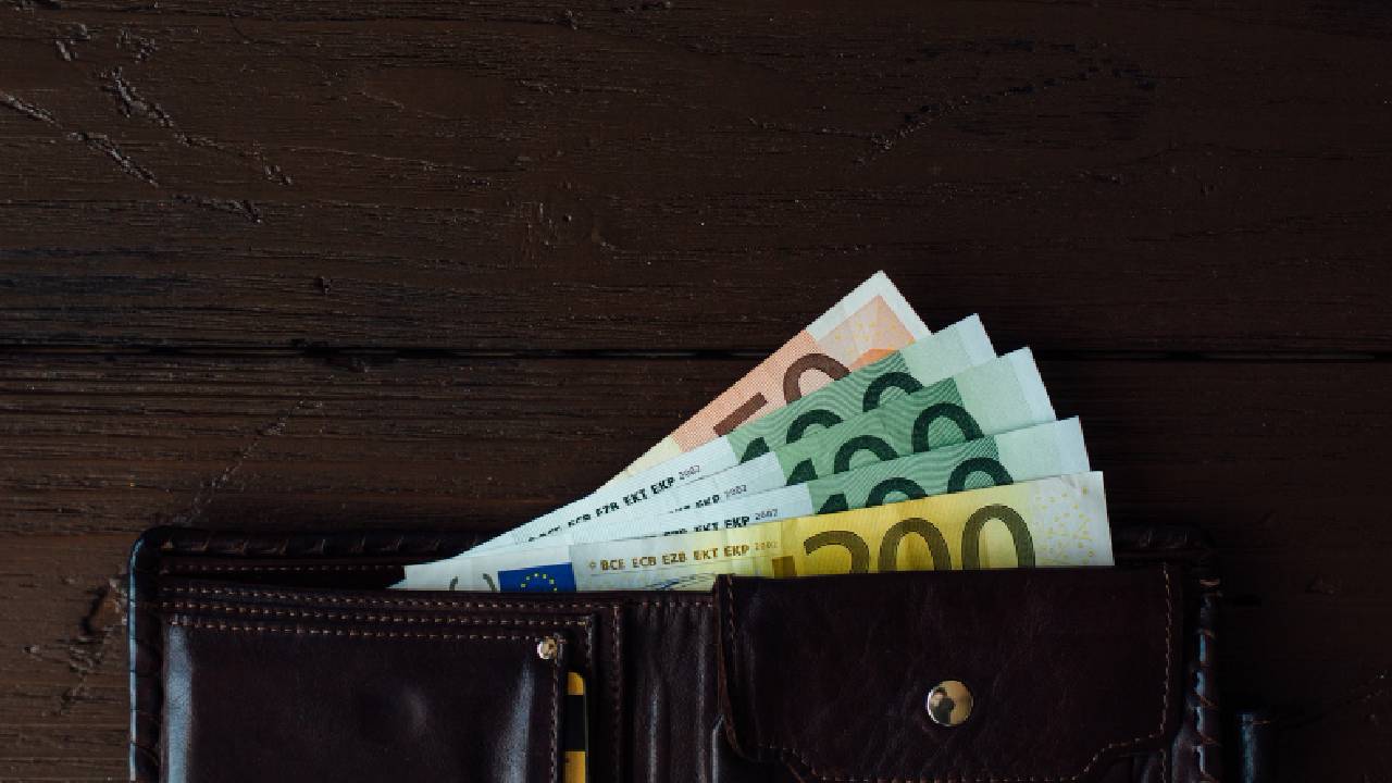 Cartera con dinero.