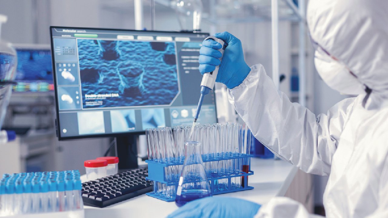 Laboratorista analiza pruebas.