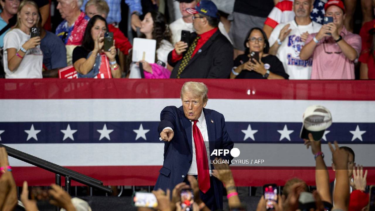 Trump sigue con sus ataques.