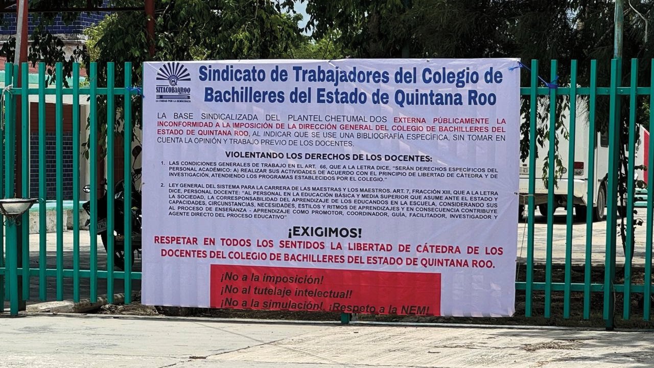 Una manta del Sindicato de Trabajadores del Cobaqroo, en contra de la obligatoriedad de la compra de libros.