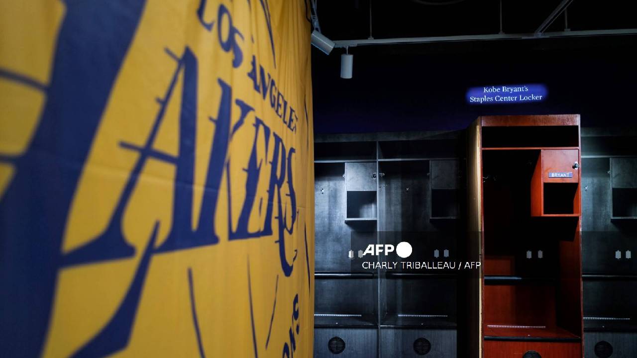 La taquilla utilizada por el jugador de baloncesto Kobe Bryant en el Staples Center se exhibe en la casa de subastas Sotheby's,en Nueva York.