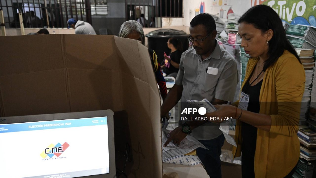 El personal electoral cuenta los votos tras el cierre de las urnas durante las elecciones presidenciales venezolanas, en Caracas el 28 de julio de 2024.