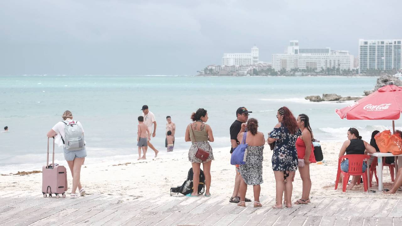 Guía para los turistas ante la llegada de Beryl.