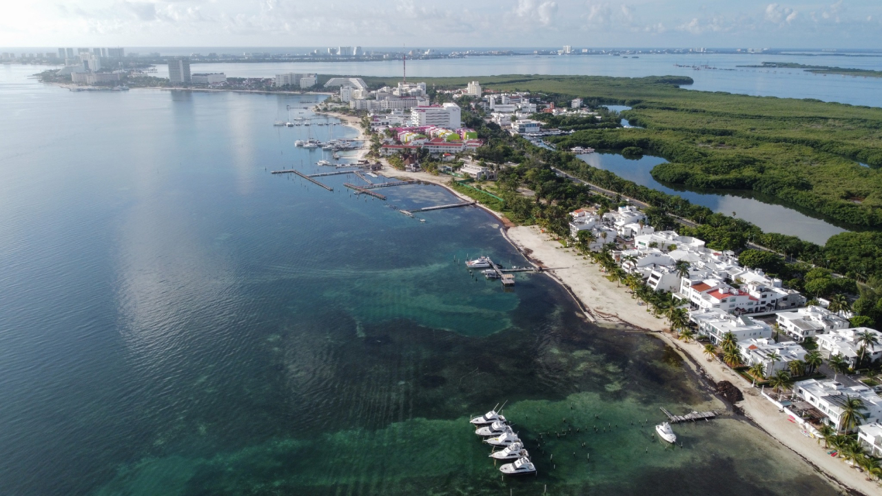 El clima será caluroso con algunas lluvias.